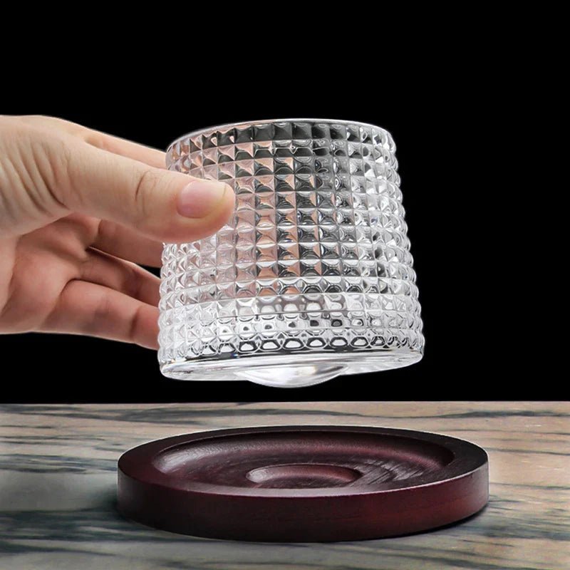 Ensemble de verres à whisky rotatifs sur une table