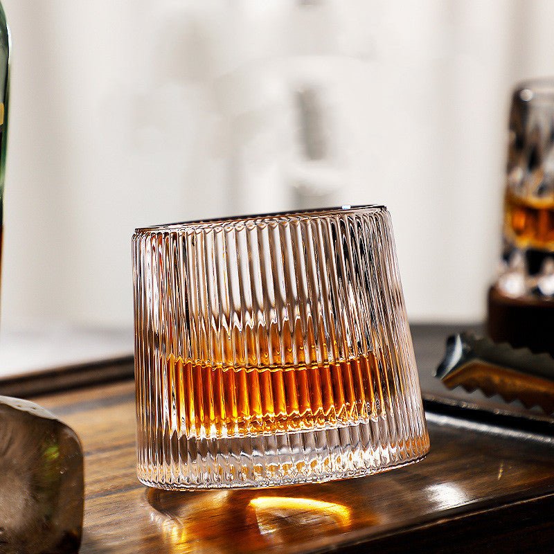 Verre à whisky rotatif avec boisson ambrée à l'intérieur