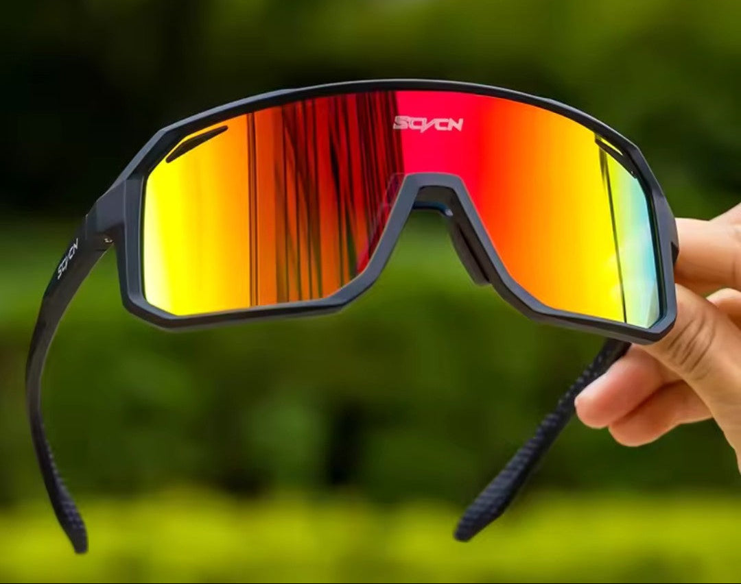 Lunettes de cyclisme polarisées posées sur un rocher