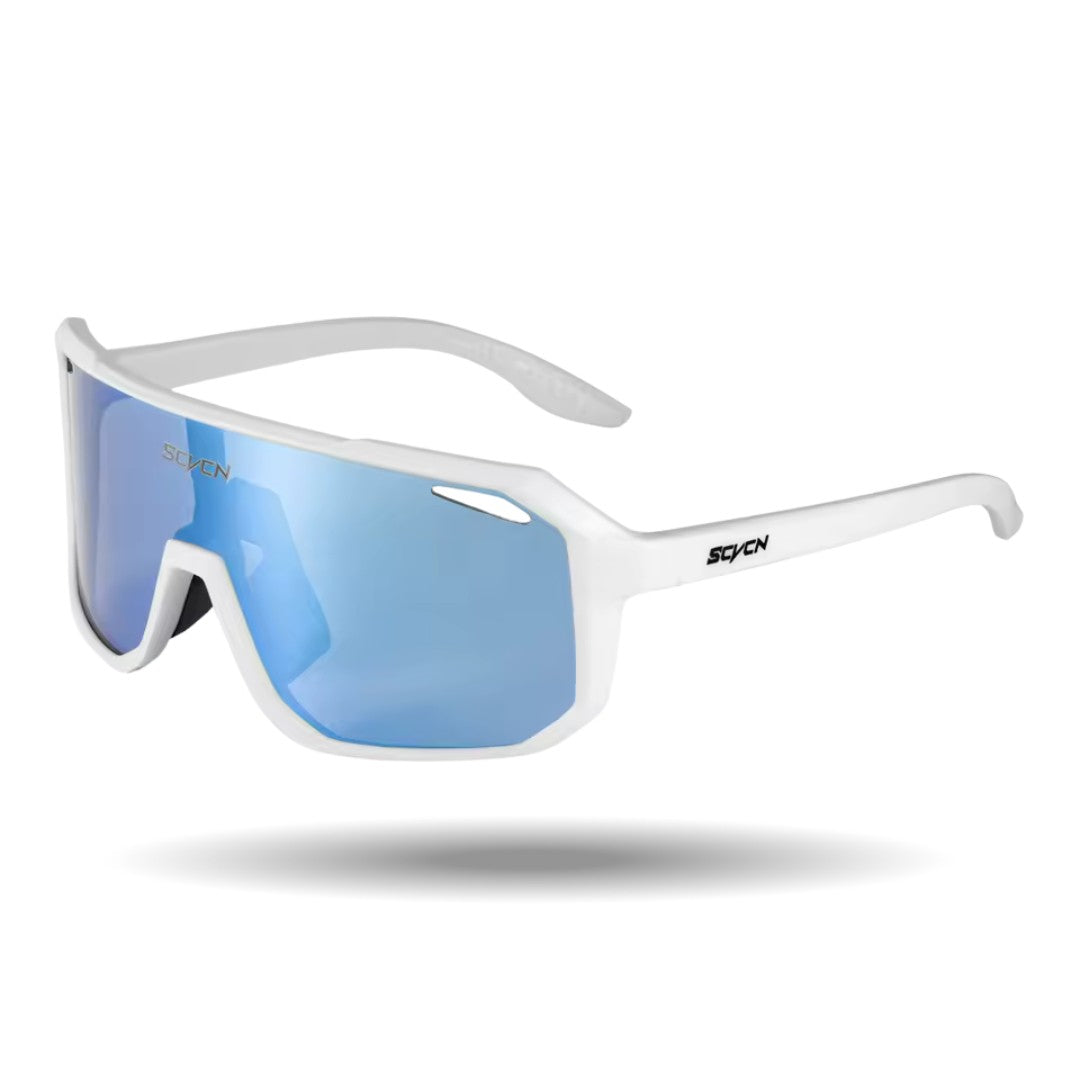 Lunettes de cyclisme sur une surface en bois