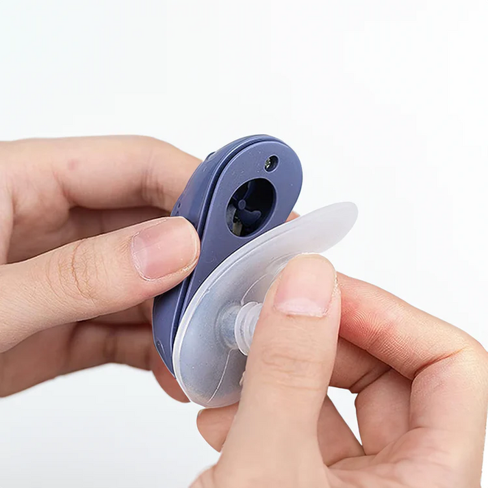 Vue rapprochée de la pièce nasale amovible du Micro CPAP