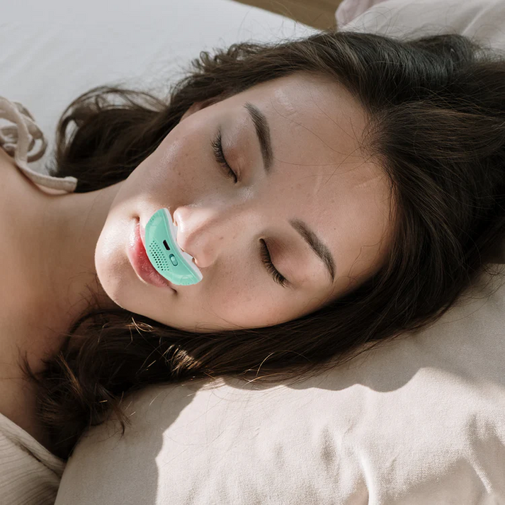 Micro CPAP avec câble de chargement USB connecté