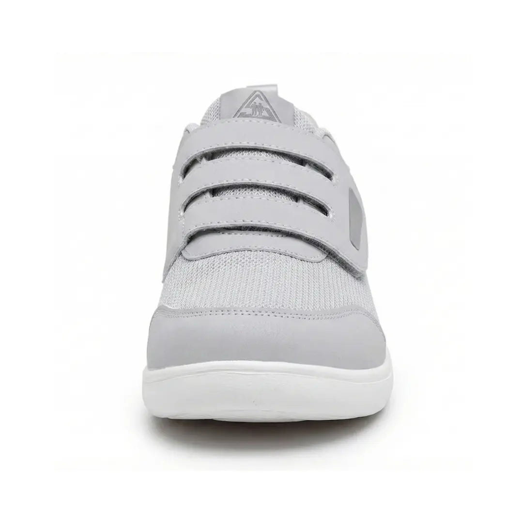 Gros plan sur la fermeture Velcro ajustable des baskets