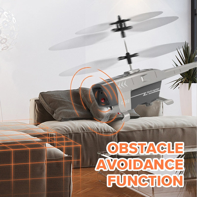 Hélicoptère sur une table, télécommande visible à côté