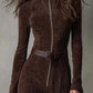 Silhouette rétro de la robe avec ceinture définissant la taille