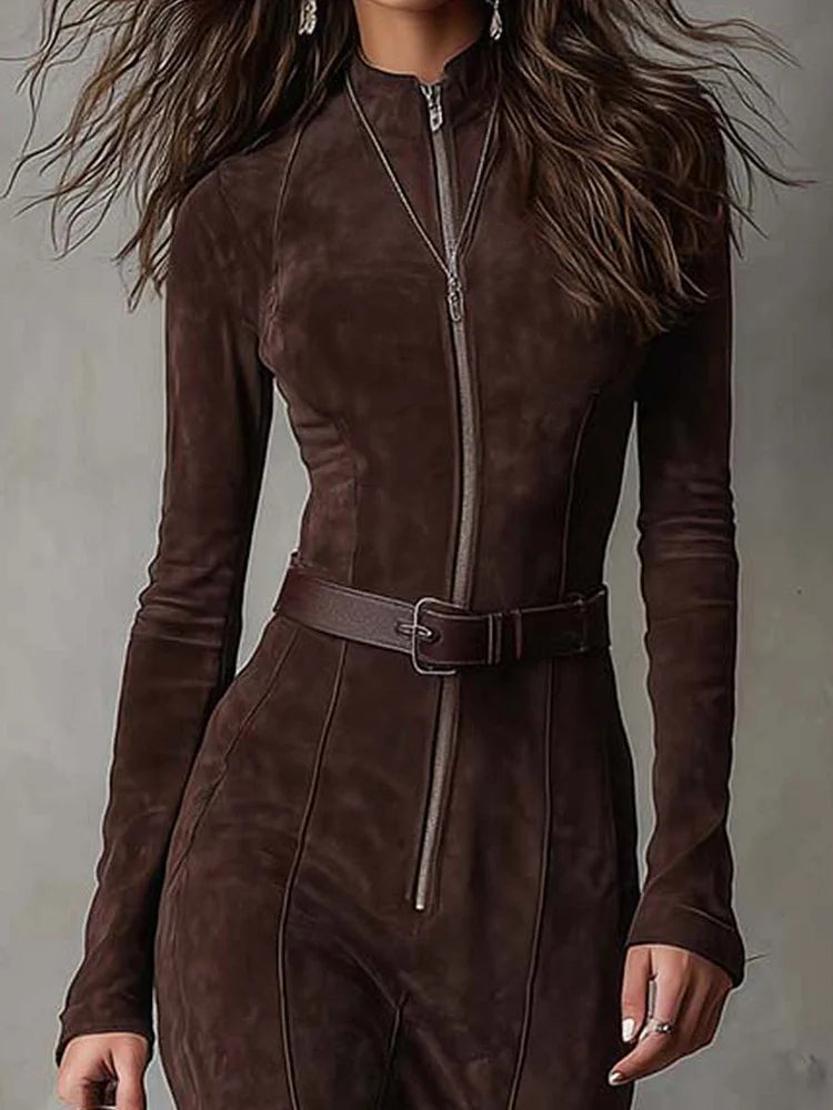 Silhouette rétro de la robe avec ceinture définissant la taille