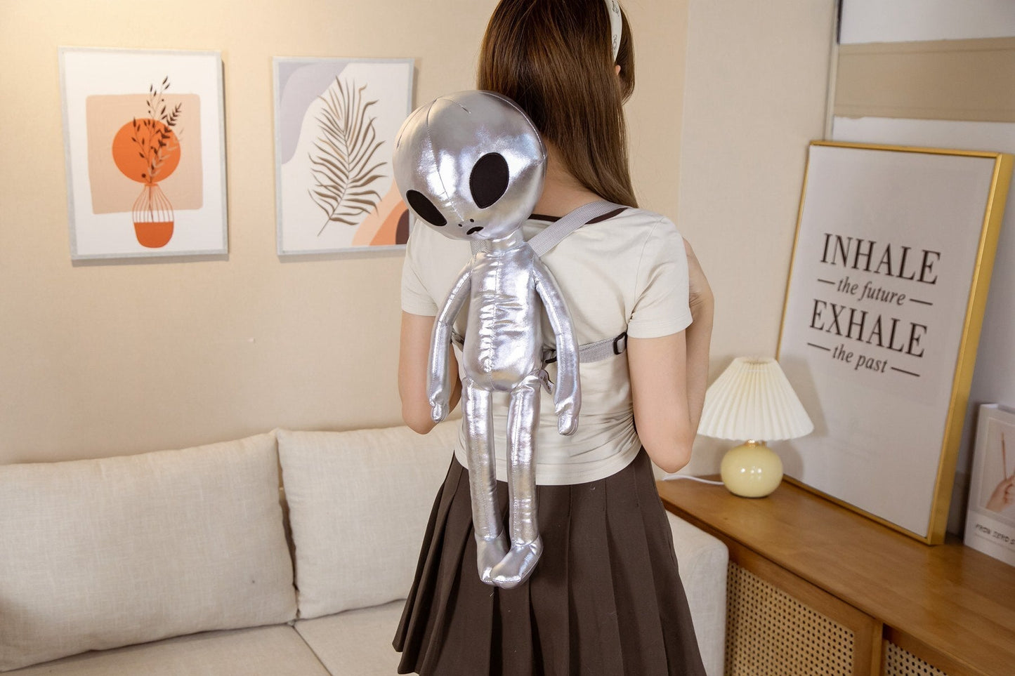 Sac à dos peluche alien ouvert, montrant l'intérieur spacieux