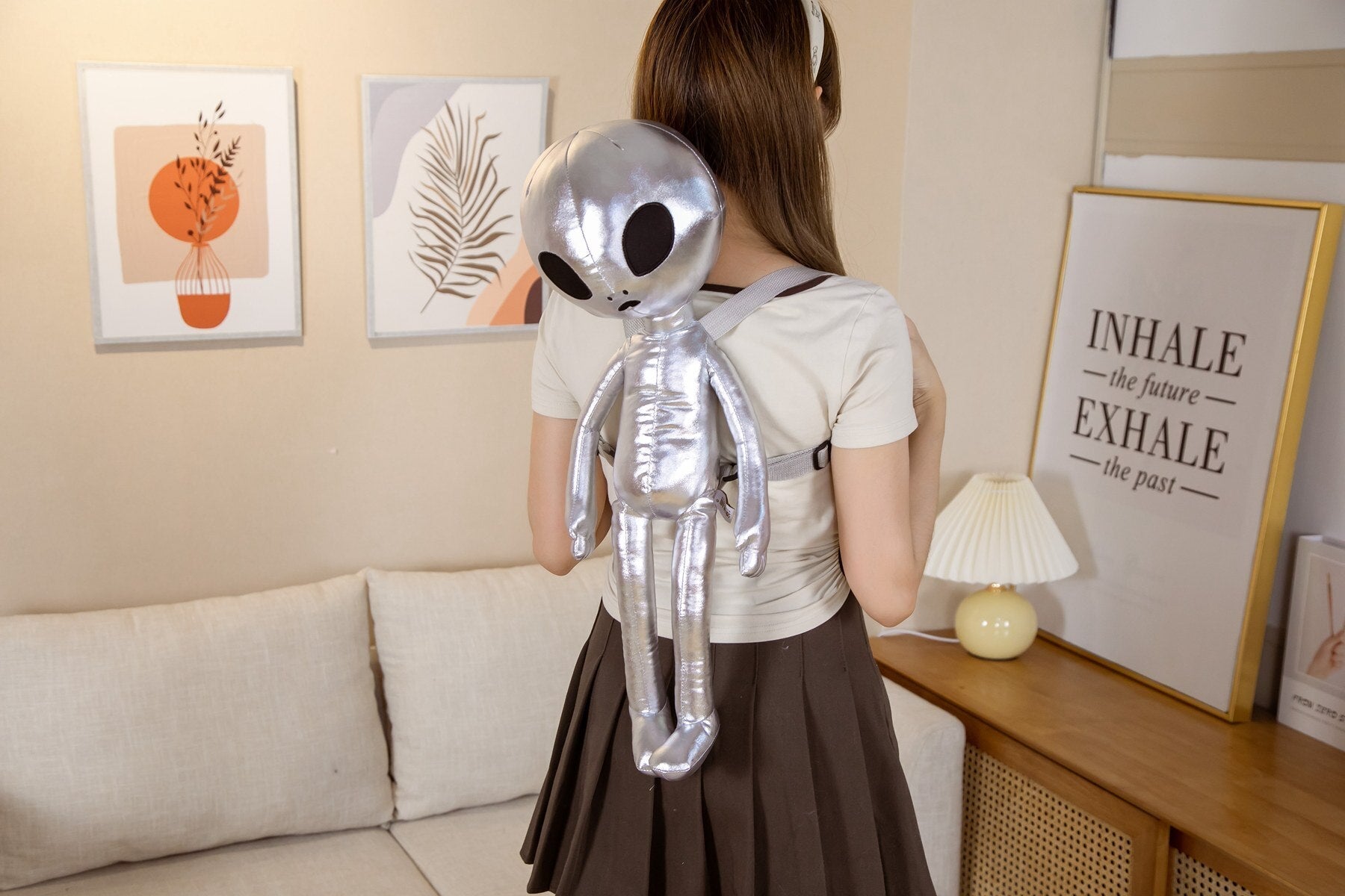Sac à dos peluche alien ouvert, montrant l'intérieur spacieux