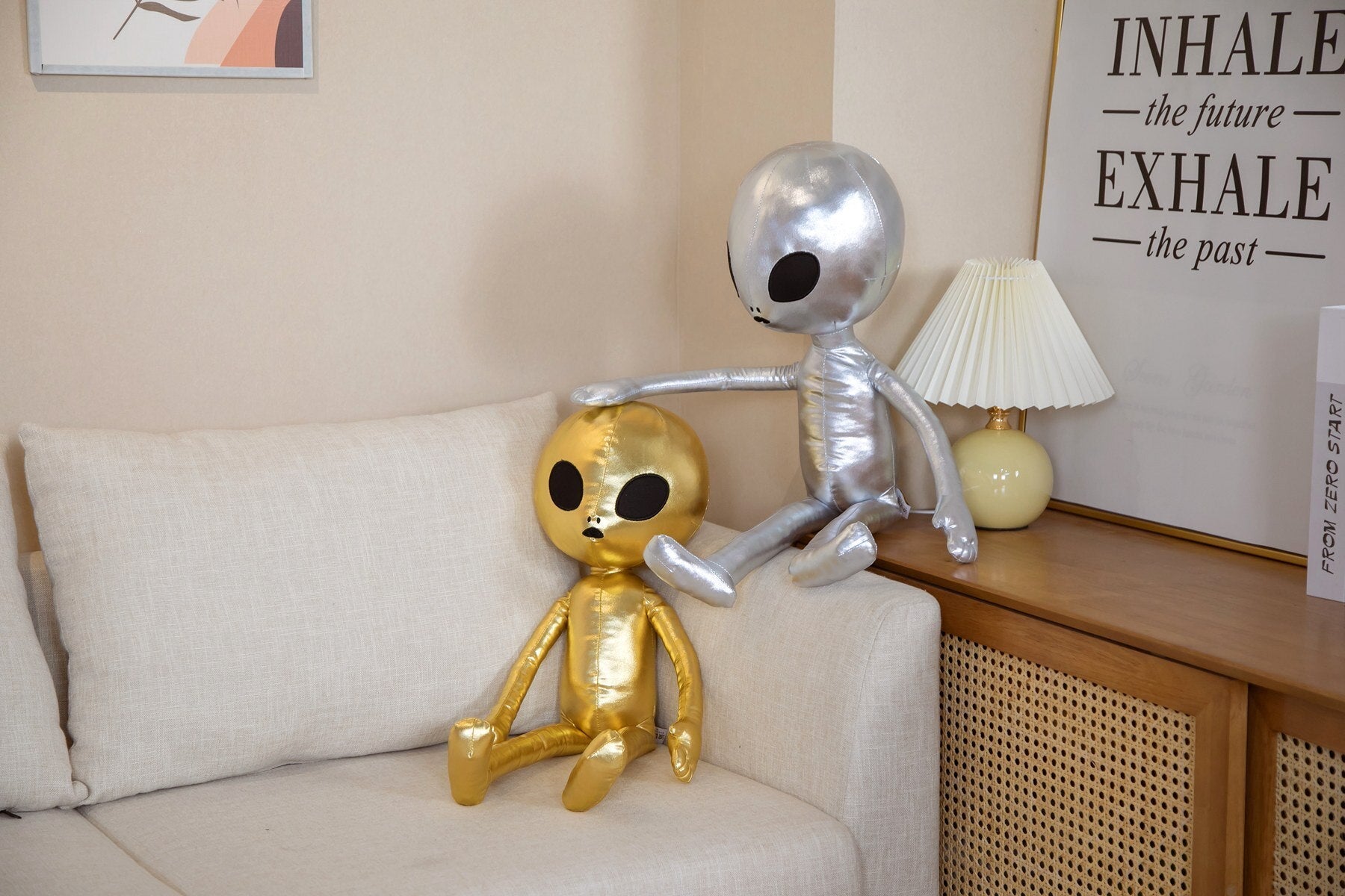 Détail des coutures du sac à dos peluche alien, tissu doux