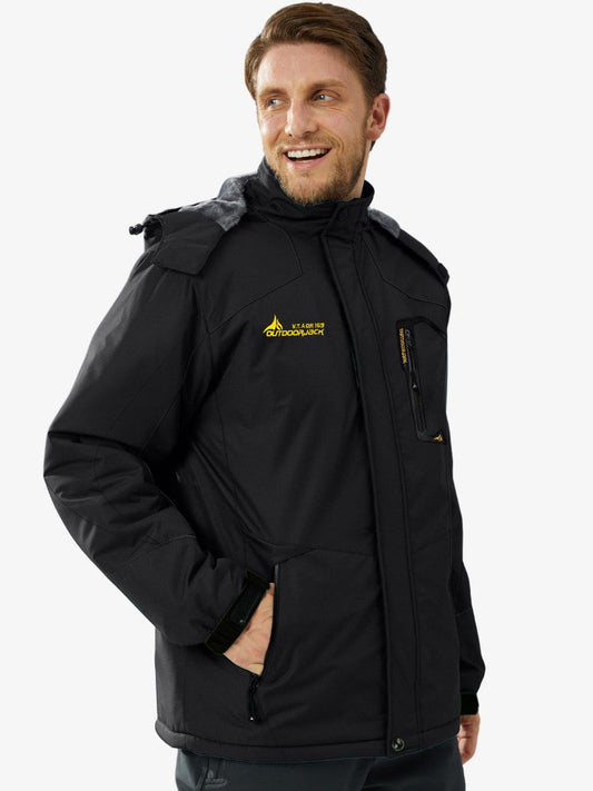 Veste de ski homme montrée dans un environnement enneigé