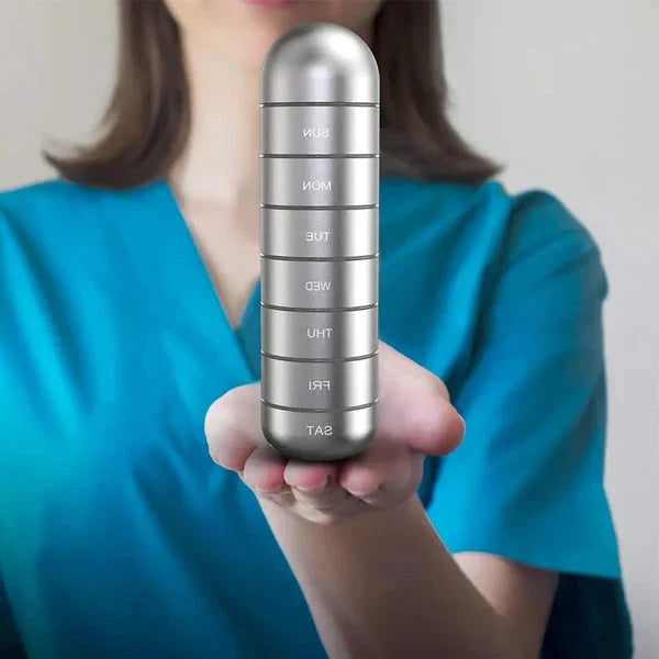 Pilulier en aluminium avec sept compartiments ouverts