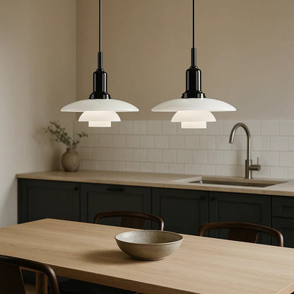 Vue d'ensemble de la lampe suspendue dans un intérieur moderne