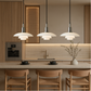 Lampe suspendue danoise éclairant un salon moderne