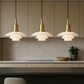 Lampe suspendue avec têtes réglables, ambiance chaleureuse