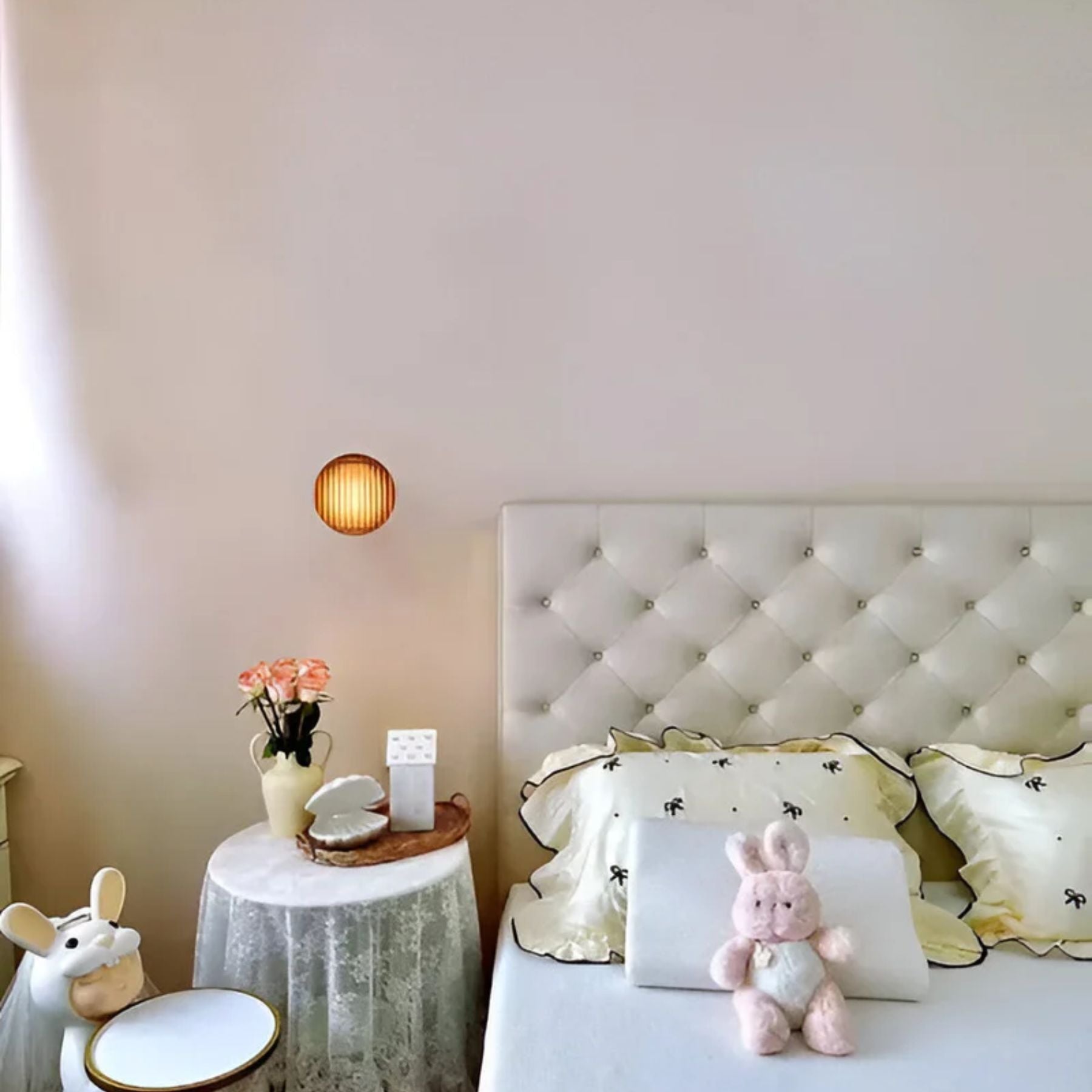 Zoom sur le design minimaliste de l'applique murale