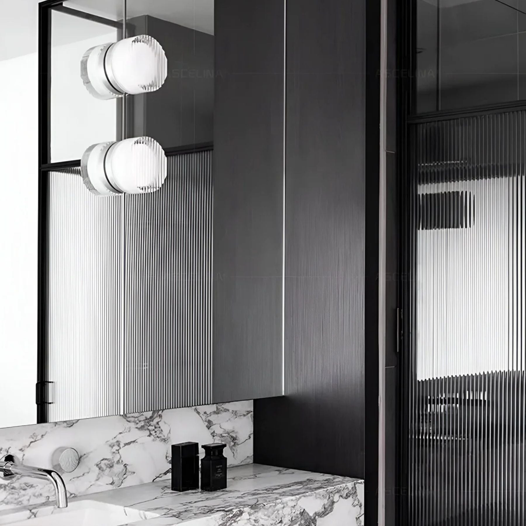 Applique murale en verre ambre dans un couloir