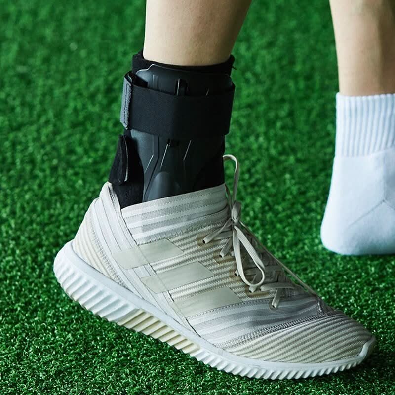 Détail des bandes en silicone anti-glisse sur l'attelle