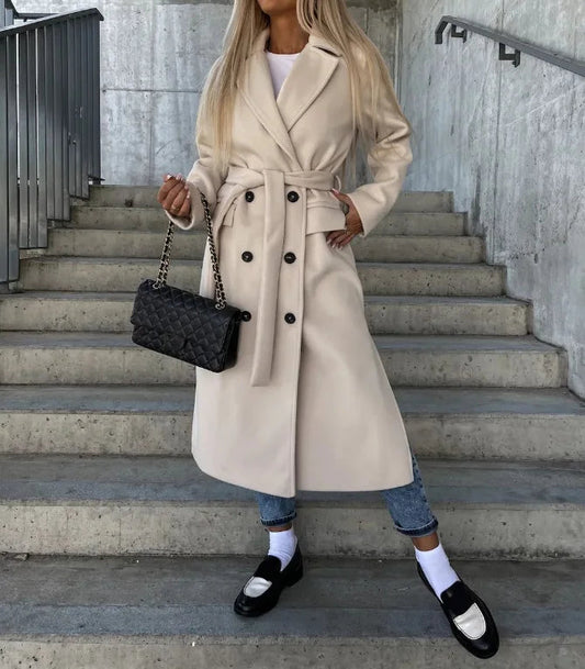 Silhouette complète en manteau, allure moderne et chic