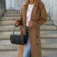 Gros plan sur le double boutonnage, style classique