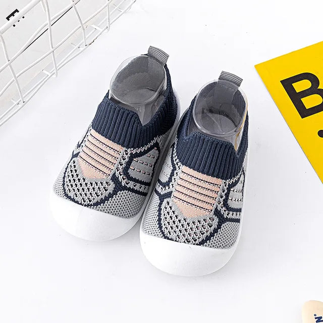 Chaussures bébé en vue arrière, soulignant la sécurité des semelles
