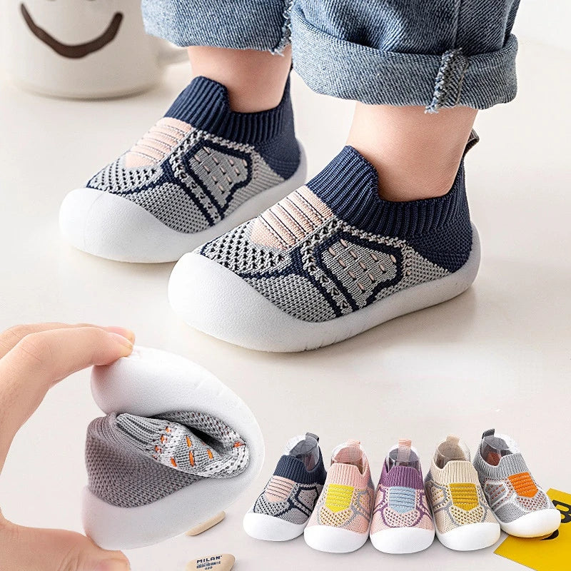 Chaussures bébé avec semelles antidérapantes sur fond blanc
