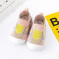 Chaussures bébé sur fond neutre, mettant en avant la durabilité
