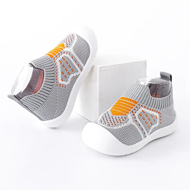 Chaussures bébé en matériau synthétique, design élégant
