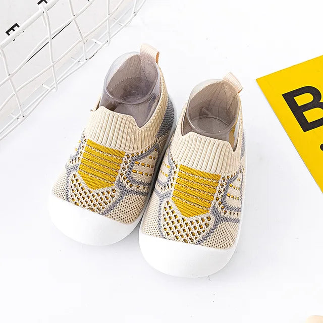 Détail des coutures robustes sur chaussures bébé antidérapantes