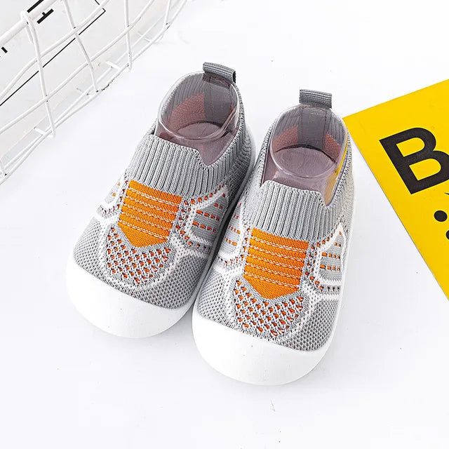 Chaussures bébé avec semelles flexibles pour confort optimal