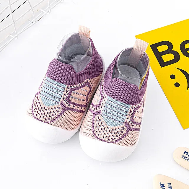 Chaussures bébé en vue de dessus, montrant l'ajustement confortable