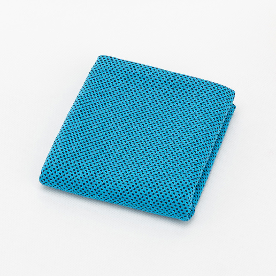 Serviette en microfibre bleue posée sur un banc de gym