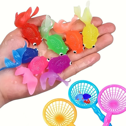 Vue de dessus de poissons en caoutchouc colorés dans une piscine