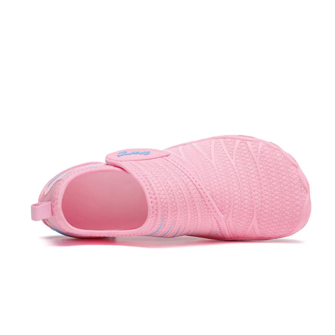 Vue de côté des chaussures d'eau légères et flexibles