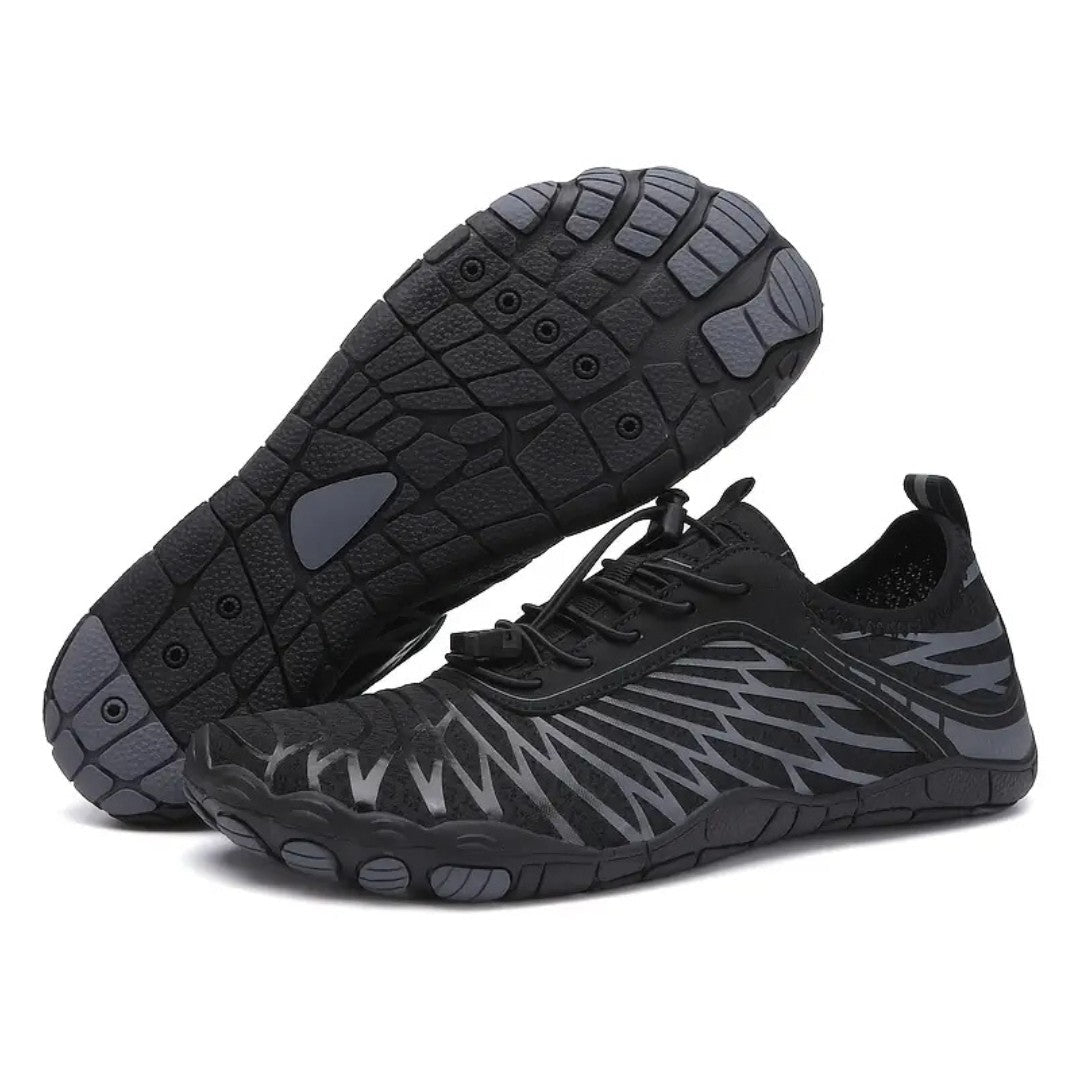 Vue d'ensemble des chaussures aquatiques sur fond neutre