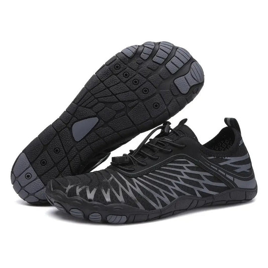 Vue d'ensemble des chaussures aquatiques sur fond neutre