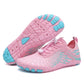 Chaussures aquatiques en action sur une surface mouillée