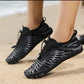 Chaussures posées sur sable humide, prêtes pour la plage