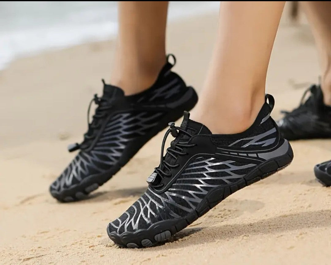 Chaussures posées sur sable humide, prêtes pour la plage