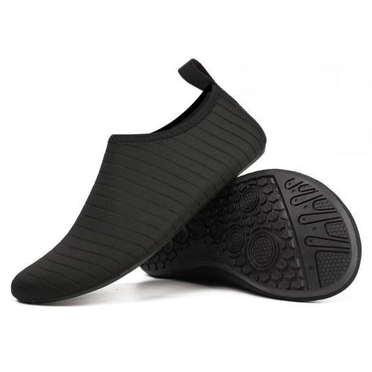 Chaussures d'eau sur une surface mouillée et glissante