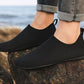 Chaussures d'eau légères sur fond de plage