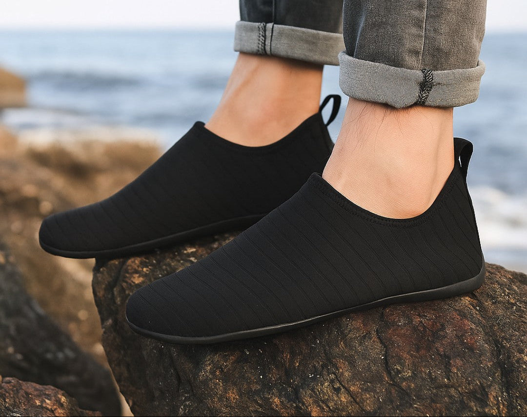 Chaussures d'eau légères sur fond de plage