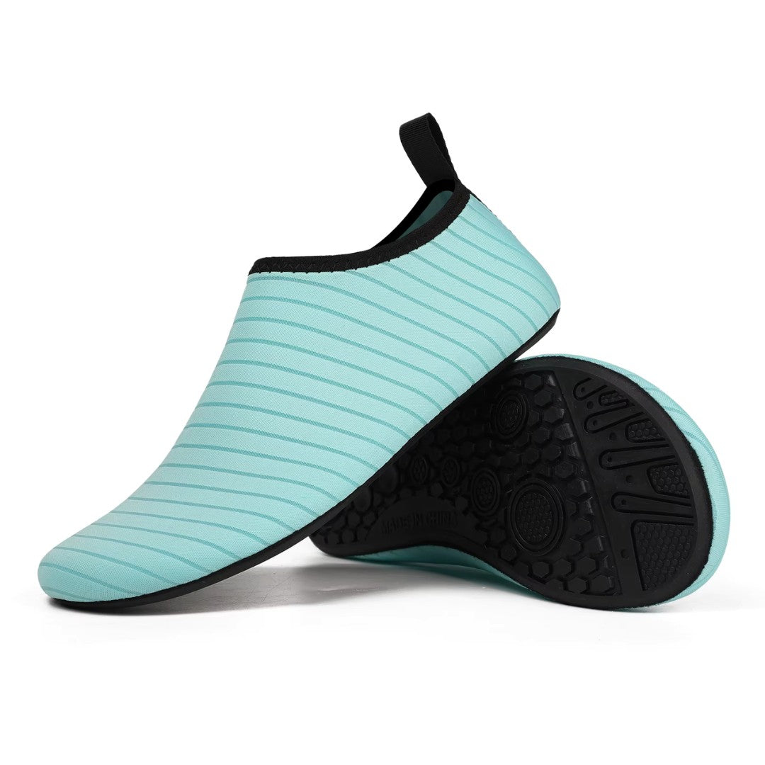 Chaussures d'eau flexibles posées sur du sable