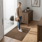 Tapis absorbant capturant l'humidité, posé sur sol carrelé