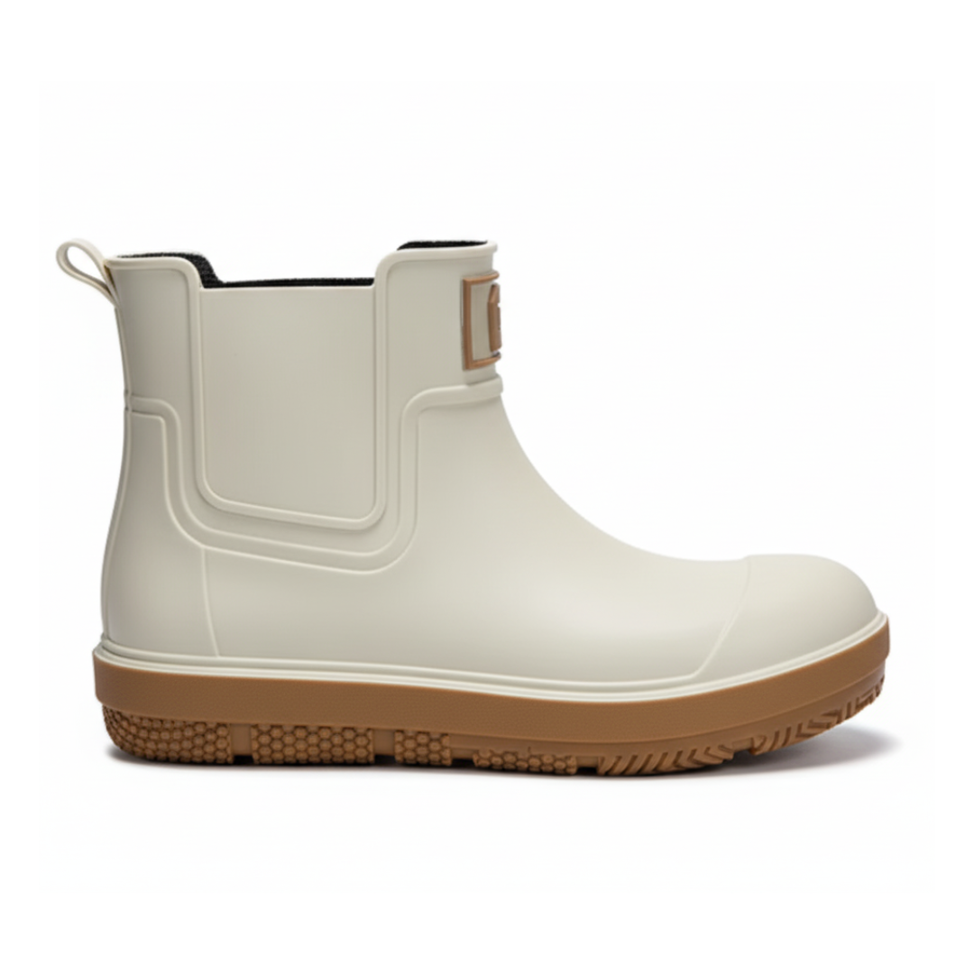 Bottes de pluie légères posées sur une surface mouillée