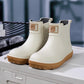Bottes de pluie sur un chemin de jardin humide