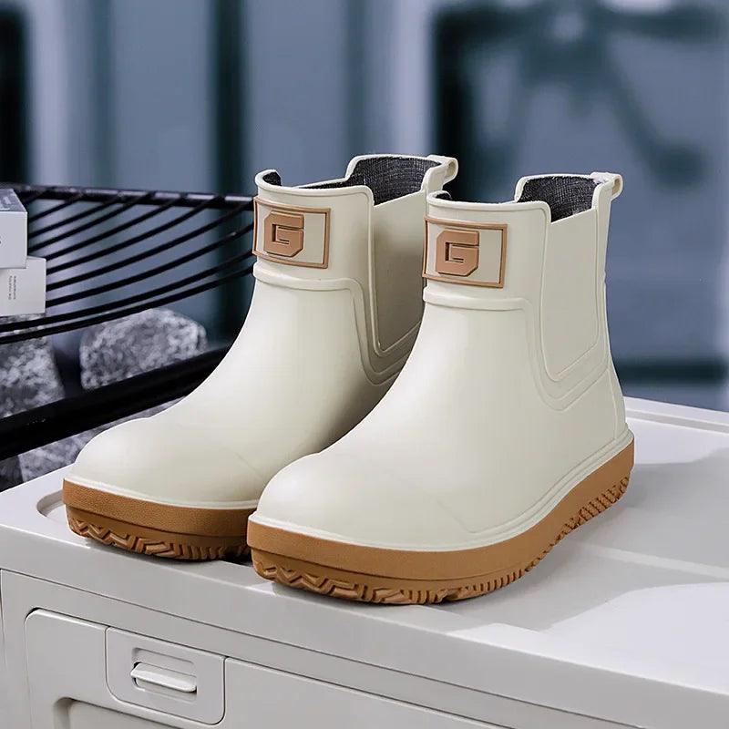 Bottes de pluie sur un chemin de jardin humide