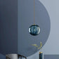 Suspension LED allumée, créant des motifs lumineux sur le mur