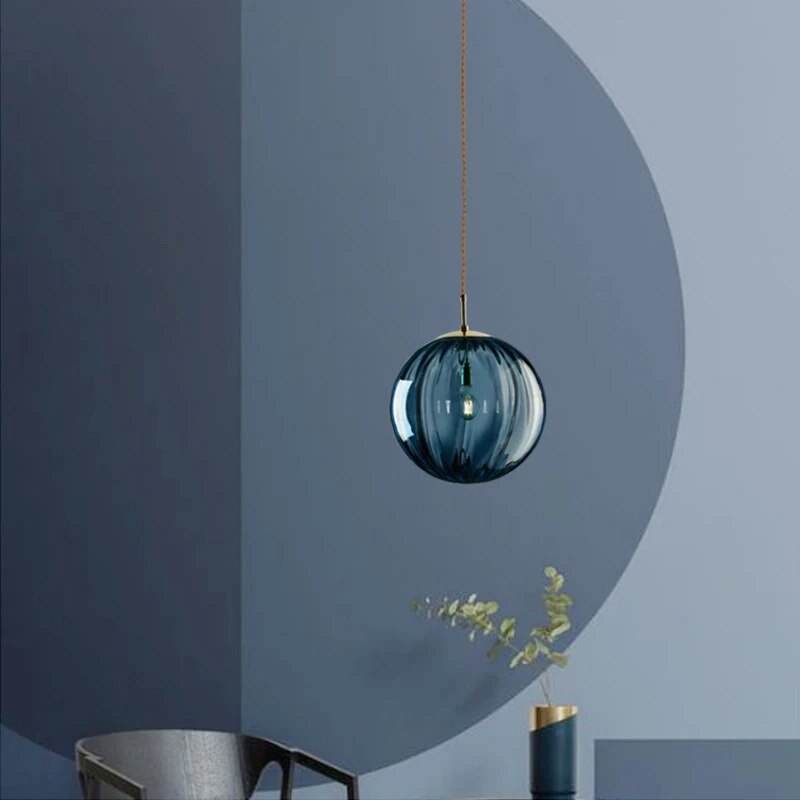 Suspension LED allumée, créant des motifs lumineux sur le mur