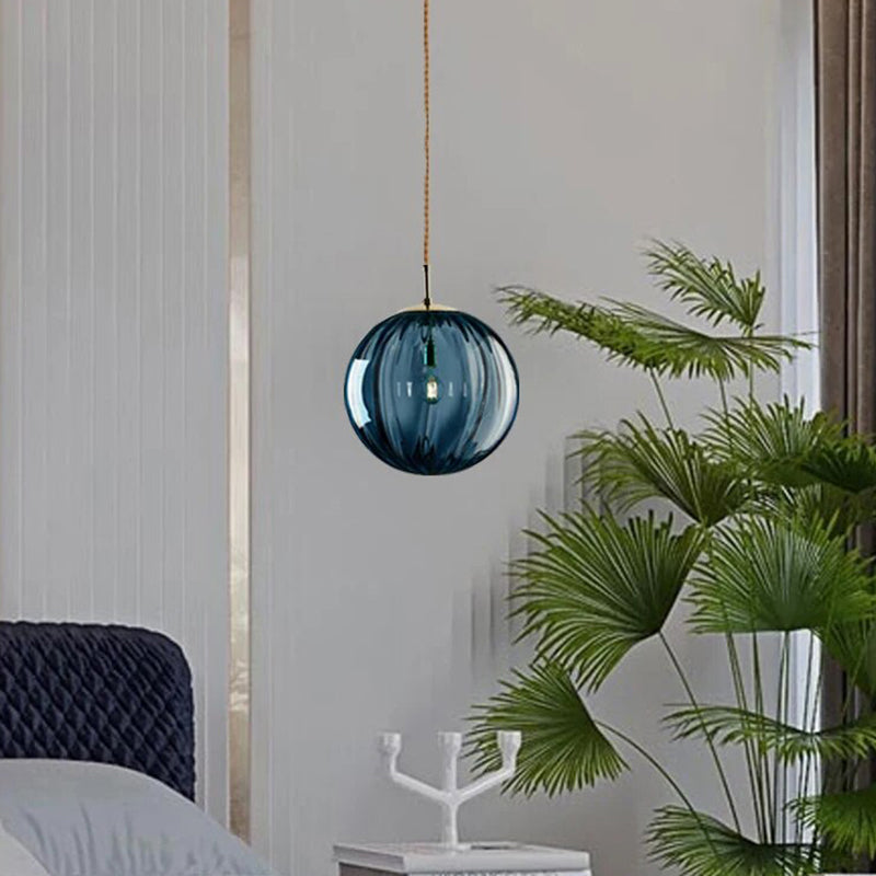 Vue de dessous de la suspension montrant le design en verre