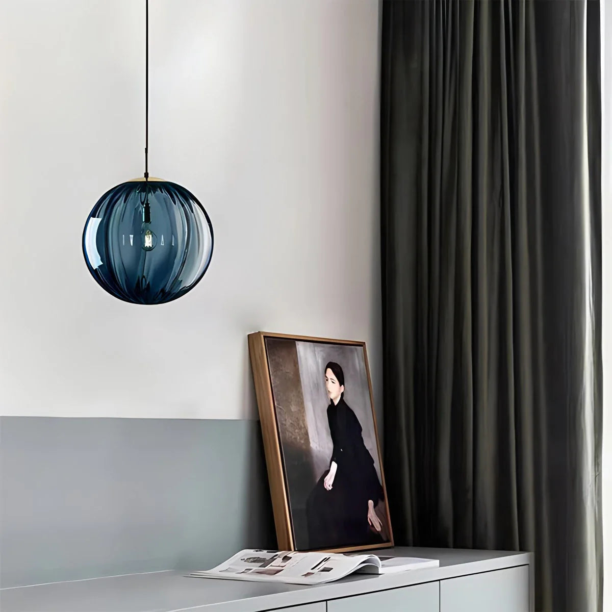 Suspension avec télécommande posée sur une table
